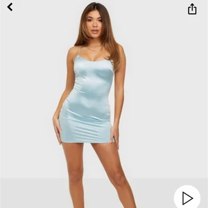 Satinklnning - Finaste satinklänningen som tyvärr inte kommer till användning längre. Inga defekter använd 1 gång🤍🤍