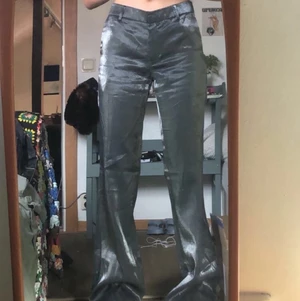 Lågmidjade kostymbyxor  - Ett par lågmidjade kostymbyxor i lite skimrig färg😋 Det skimriga syns inte lika mycket som i kameran💜 Köpt för ganska dyrt, där av priset, men de är såklart diskuterbart😍😍 Lite långa på mig som är 165🤪