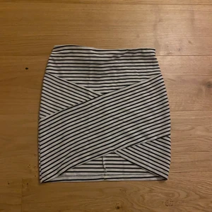 Randig kjol - Säljer denna kjol som jag aldrig använt. Köpte på Cubus vet inte för hur mycket men mitt pris är 10kr. Köparen står för frakt✨