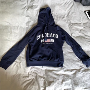 Hoodie från Ginatricot - Marinblå hoodie från Ginatricot i storlek Xs, superfint skick och jättefin hoodie men har tyvärr växt ur den💞 frakt 66kr