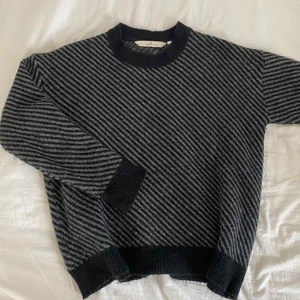 Stickad randig tröja - Stickad tröja, saknar lapp men uppskattar till storlek M, passar mig som har S💕