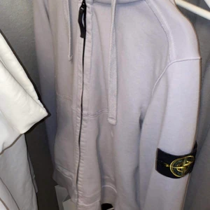 Stone island zip hoodie - Stone island zip hoodie strl M. Väldigt fint skick inga flaws alls. 1400 kr.