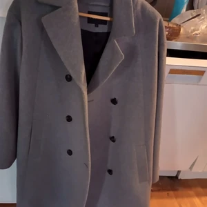 Stockholm kappa  - Grå kashmir. Strl s är som medium. Helt ny. Ej använd