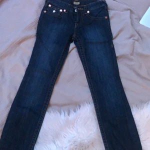 Jeans  - ✨ett par skitsnygga lågmidjadw lite halvpösiga jeans✨ 