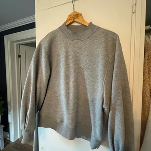 Carin Wester tröja  - Tröja från Carin Wester. Den är använd men inte mer än 5 ggr. Har även tvättat den⭐️ tröjan har en prick på magen som jag tyvärr inte lyckats få bort, den syns på sista bilden. Har ballongärmar!!🤩🌸 