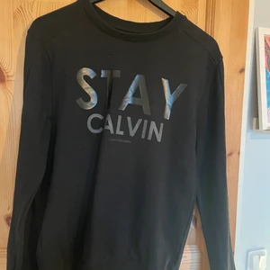 Calvin Klein tröja  - Tröja från Calvin Klein som jag endast använt 3 ggr. Den är köpt på herravdelningen men tycker den sitter väldigt snyggt på mig också😊 