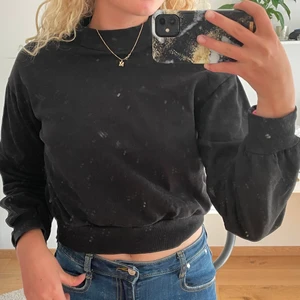 Svart collegetröja  - Jättefin collegetröja knappt använd. Storlek 158/164 men passar xs. Köparen står för frakt