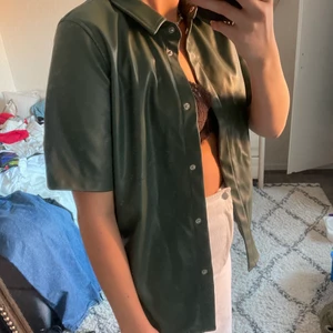 ”Skinn” skjorta - En grön skinnskjorta från ginatricot. Oanvänd och säljer för den ej kommer till användning.