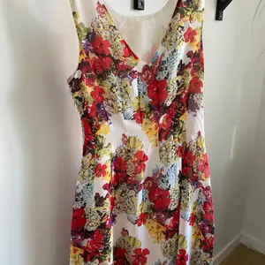 Knälång klänning med blommor, dragkedja i sidan 🌸 från Vero Moda.