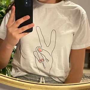 Vit t-shirt - Vit t-shirt med tryck, endast testad, ganska oversized