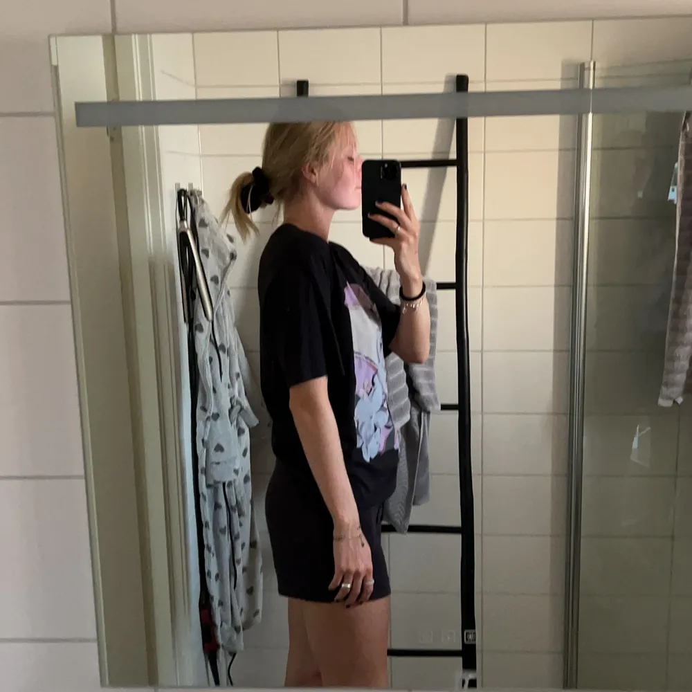 Oversized t-shorts från hm med härligt tryck på blommor . Är från kollektion med Helena Christensen och är i storlek s. Jätte skönt och skit snygg. Priset går alltid att diskutera. Betalning sker alltid innan jag skickar. +frakt tillkommer🌸🌼🧚🏼♀️. T-paidat.
