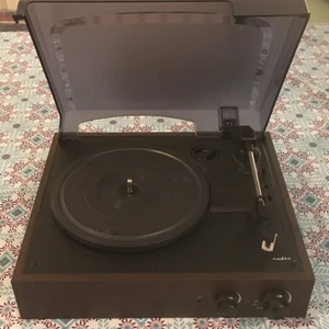 ✨🖤⛓Skivspelare⛓🖤✨ - Träfärgad skivspelare för vinylskivor (och stenplattor)! Det är en remdriven skivspelare som går i 33, 45 och 78 varv per minut vilket låter dig lyssna på både lp, singlar och stenplattor. Den går att anslutas till dator via USB så att du kan konvertera vinylskivorna till musikfiler. Den har inbygd förstärkare och två högtalare (höger & vänster) på 2x 9W. Allt på bild 3 medföljer! Skriv för frågor!