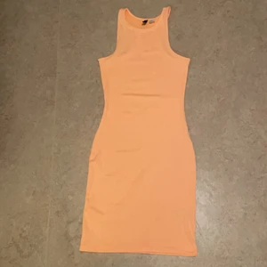 Neon rosa klänning  - Säljer min neon ros klänning. Aldrig använt eftersom att den är förstor för mig. Klänningen är i storleken xs och sitter jättefint på. Skriv på Dm om ni är intresserade. Pris kan diskuteras. 