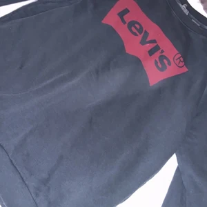 Levis - En oversized olivgrön tröja, (ska se sliten ut) endast använd ett par gånger. Frakt ingår!