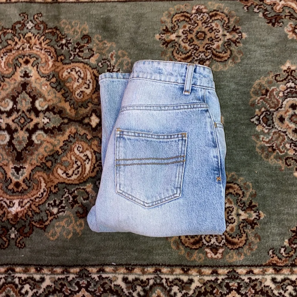 sÅ snygga jeans från asos som tyvärr blivit för små för mig😭😭 nästan aldrig använda så de är i toppskick!! skriv privat för mått och fler bilder!. Jeans & Byxor.