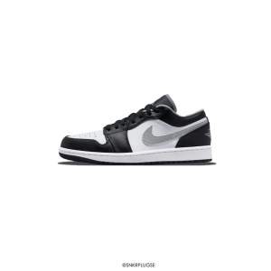 Hej! Jag har ett par utav dessa ”Jordan 1 low black white grey”. Tveka inte på att höra av er om ni har frågor eller vill se mer bilder😁