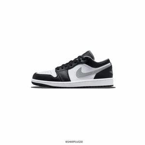 Jordan 1 low black White grey - Hej! Jag har ett par utav dessa ”Jordan 1 low black white grey”. Tveka inte på att höra av er om ni har frågor eller vill se mer bilder😁