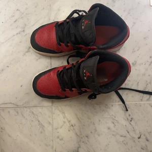 Jordans 1 - Det har använts ungefär 5 gånger på speciella tillställningar, snörena är lite slitna men det går att byta ut. 