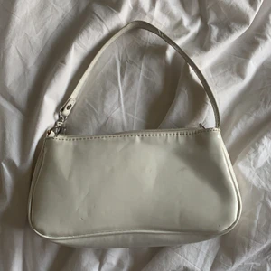 Nelly - Vanlig vit väska som är lite liten för mig. Bra skick ingen skada eller sådant. Dragkedjor o allt fungerar