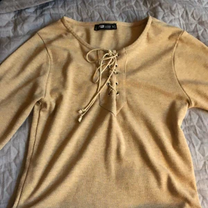 Tröja med knytning  - Långärmad tröja med knyt