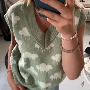 Molnig väst  - Säljer Denna jätte mjuka och fina väst eftersom jag inte får någon chans att använda den, använd en gång!💗