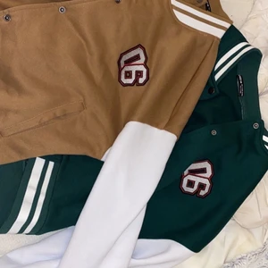 Grön och beige tröja/jacka  - GRÖN SÅLD! BEIGA/BRUN kvar 🤩 Två stycken jackor i världens mysigaste tyg inuti. Skulle säga att de nästan är lite mer som tjockare tröjor än jackor men de namnges som jackor på sidan. Fungerar utmärkt nu till hösten med en tröja under! Passar perfekt om man vill ha en lite oversized look då de är i storlek L. 100kr styck eller 180kr för båda + frakt. 