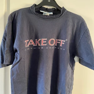 Vintage t-shirt  - Ascool lite sliten vintage t-shirt i mörkblått 💙 Typ 80/90-tal? Funkar på både tjejer o killar! Uppskattar till typ en storlek M/L, normal längd 🌼 Lite blekt och uttöjd i kragen, men det ger bara retro-charm enligt mig 🤩 Men priset är billigt pga skicket är ganska använt! 