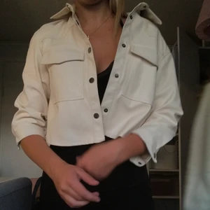 Skinnjacka - Krämvit skinnjacka från bershka!