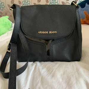 armani väska - nästan oanvänd armani jeans väska i läder! Priset går att förhandla