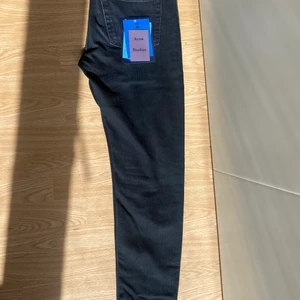 Acne studios ”blå konst” - Riktigt snygga byxor men inte min typ av jeans. Kan gå ner i pris 