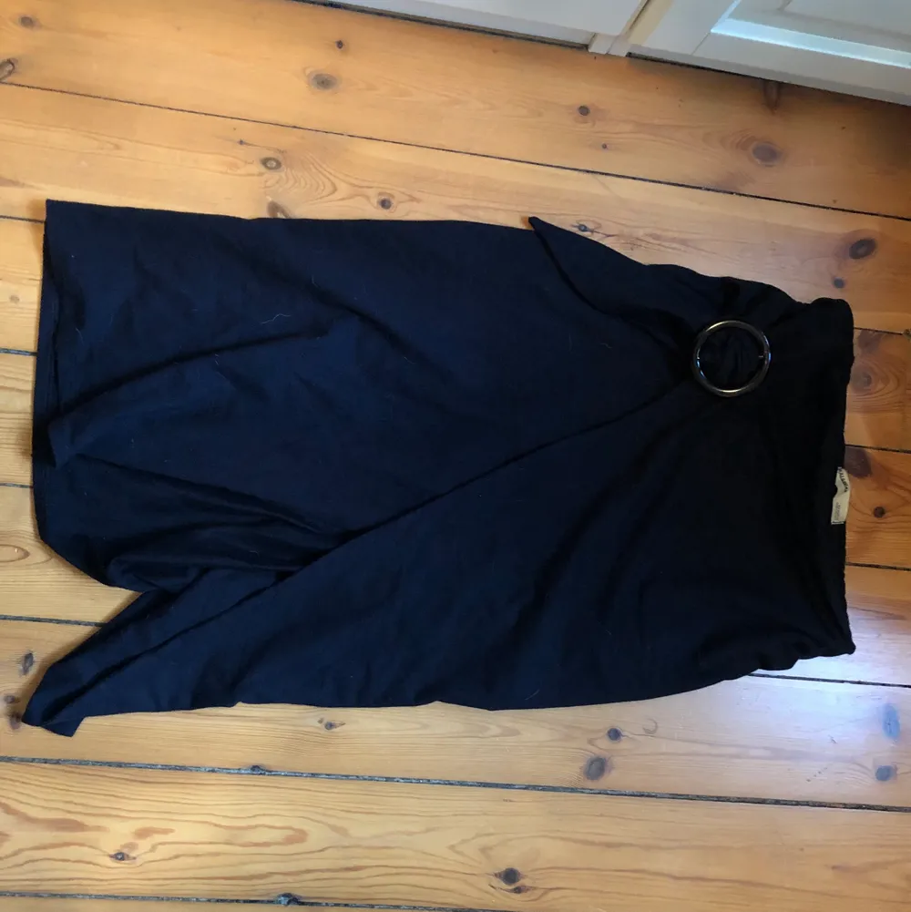 En kjol från pull & bear i storlek M. Den har som en över och en underdel som jag försöker visa på bilderna!. Kjolar.