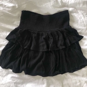 Kjol - Svart volangkjol, passar xs-m, bra skick, först till kvarn💛