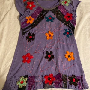 Topp - En jättesöt top! Har dock aldrig använt för det inte riktigt är min stil. Vet inte vilken storlek den är i men skulle säga s. Har själv XS-S och den sitter lite löst. 