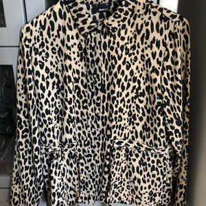 Leopardmönstrad skjorta från ginatricot - En skjorta i storlek 38 som jag köpte när jag var besatt av leopard mönster🤣 Nu har den perioden försvunnit och känner att jag aldrig kommer använda detta fina plagg igen💕🥺