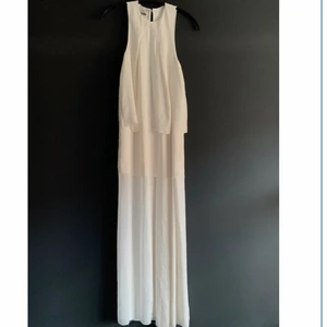 Sdenklänning från Acne i storlek 36 - Lång sidenklänning från Acne i tre lager med slits och öppen rygg. Storleken är 36. Den är något skadad längst ned i hörnet men är ingenting som märks när den väl sitter på (annars lätt att återgälda). Nyligen kemtvättad.