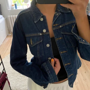 Jeansjacka! - Skitsnygg jeansjacka köpt secondhand! Märket är french connection! Storlek S❤️