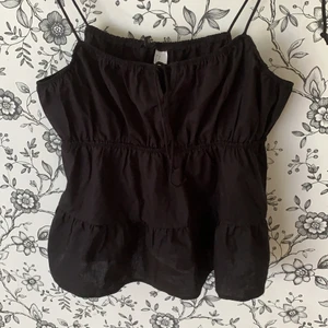 Hm svart linne  - Svart linne helt oanvänt endast 2veckor gammal 