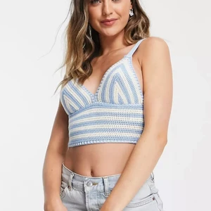 Stradivarius blårandigt, stickat linne - Linne i stickat material, samma skick som vid köp. Sitter som på bilden och kan bäras av storlekar mellan xs-m. Ett av de skönaste plaggen man kan använda även under sommaren! 