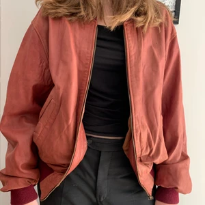 Läderjacka  - Supercool läderjacka i rött! Den är vintage och skulle säga att storleken är ungefär en M/L ☺️ fråga gärna om eventuella frågor finns! 