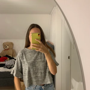 T-shirt från mango - Grå T-shirt från mango med superfin passform