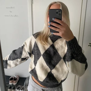 Tjocktröja - Jättemysig, helt oanvänd, stickad tröja perfekt nu till hösten🤍