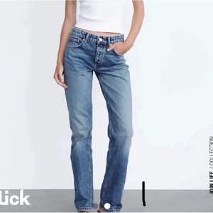 Zara mid waist jeans i storlek 32. För små för mig runt höfterna så kan inte fota dom på men har mer bilder på byxorna. Kan frakta men möts helst💗