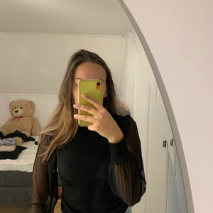 Ribbad topp med meshärmar - Från boohoo, endast använd en gång