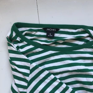 Randig långärmad  - Grön och vitrandig långärmad från Monki i storlek M! Använd en del men inga tecken på det! 💚
