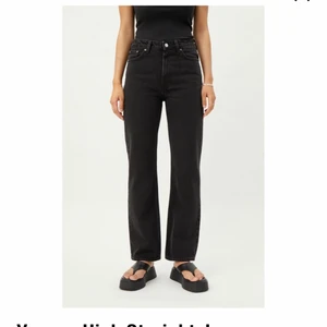Weekday - Voyage jeans - Säljer dessa fina jeansen pga att dom blivit för små för mig under sommaren…. Storlek 26/32 och har bra längd för mig som är 165cm. Lite urtvättade (se andra bilden) men varsamt använda och sitter fortfarande bra. 