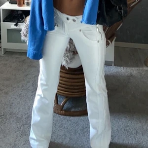 Lågmidjade vita jeans  - Intressekoll på vita lågmidjade utsvänga jeans. Inga defekter! As snygga. Säljer för behöver pengar😽