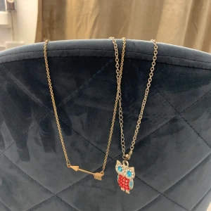 Super fina halsband!!! - Säljer 2 fina halsband, jätte fin accessoar!! Säljer dem tillsammans. Köparen står för frakten