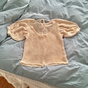 Topp - Jätte söt topp underbar för hösten. Den är typ stickad och väldigt stretchig!! Har underbara puffärmar och en fin öppen rygg! Bild två visar den rätta färgen!! 