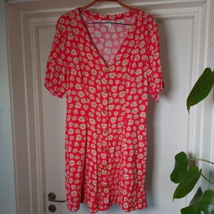 Röd klänning - Röd klänning med prästkragar från Monki. Tunn och skön🌼