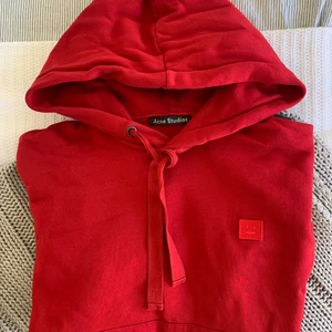 Röd Acne hoodie storlek S - I gott skick! Storlek S, säljes pga inte kommit till användning ☺️☺️ 